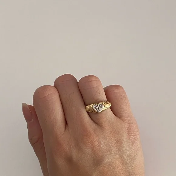 Vintage 14K Yellow Gold Heart Ring w/ Trio of Diamonds set in White Gold - Picture 9 of 9